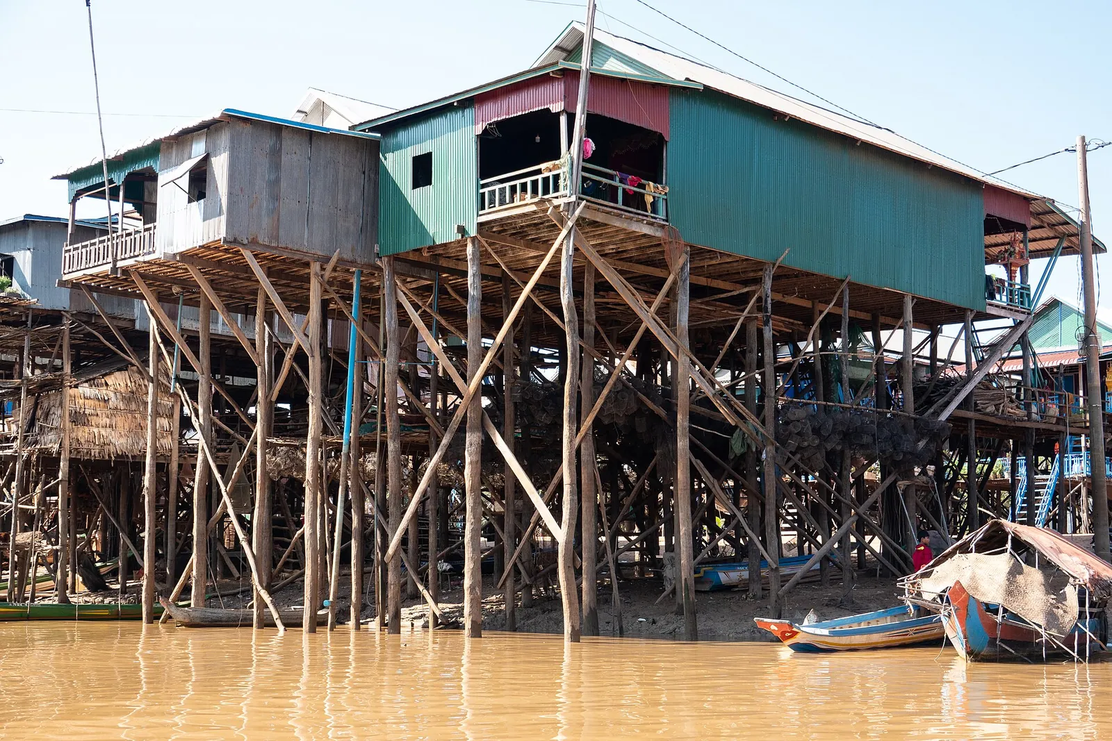 Abitazioni su alte palafitte di legno nel villaggio di Kampong Phluk sul lago Tonle Sap, Cambogia