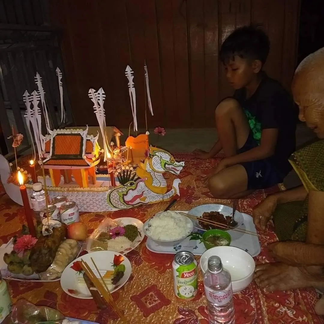 Altare domestico con offerte per gli antenati durante il Pchum Ben Un altare casalingo con offerte di cibo, candele e fiori per gli antenati durante il Pchum Ben in Cambogia