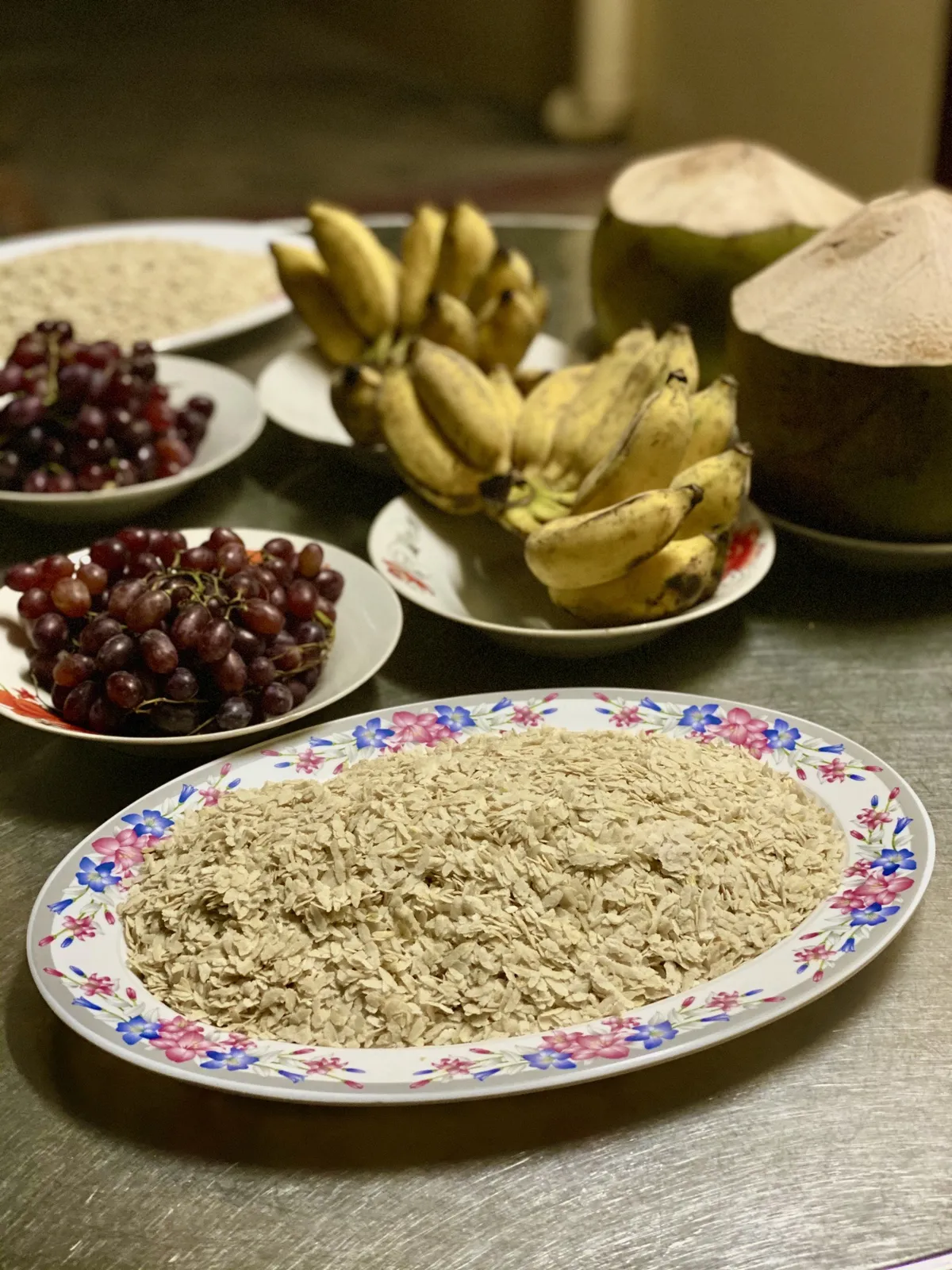 L'ambok, il piatto della notte conclusiva del Bon Om Touk Piatti con ambok, riso schiacciato, banane e frutta per la cerimonia conclusiva del Festival dell'Acqua Bon Om Touk in Cambogia