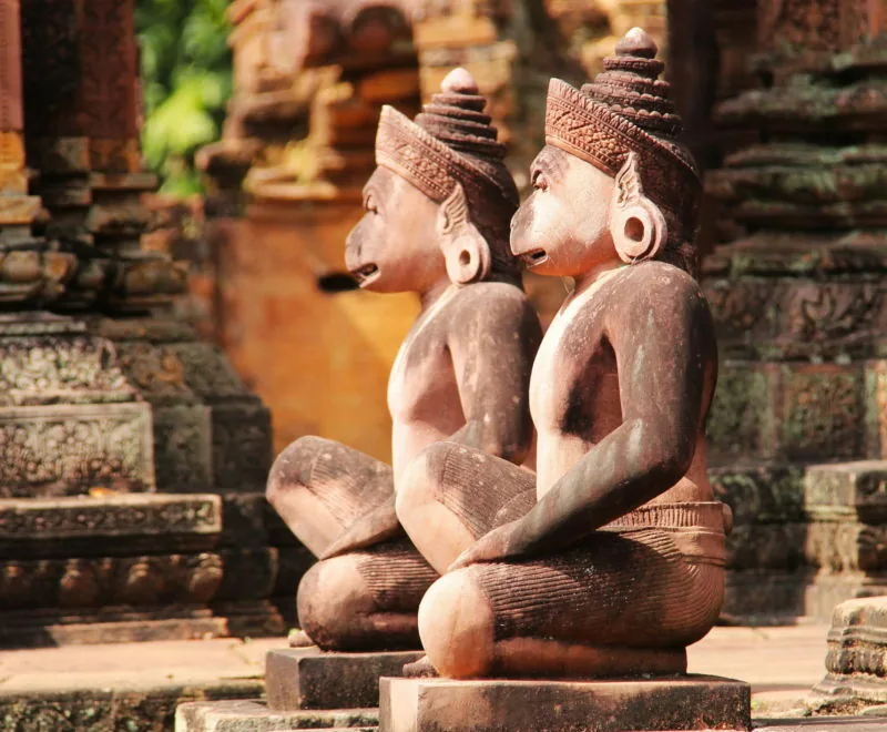 due statue dal corpo umano e il volto di scimmia presso il complesso di Banteay Srei, la cittadella delle donne