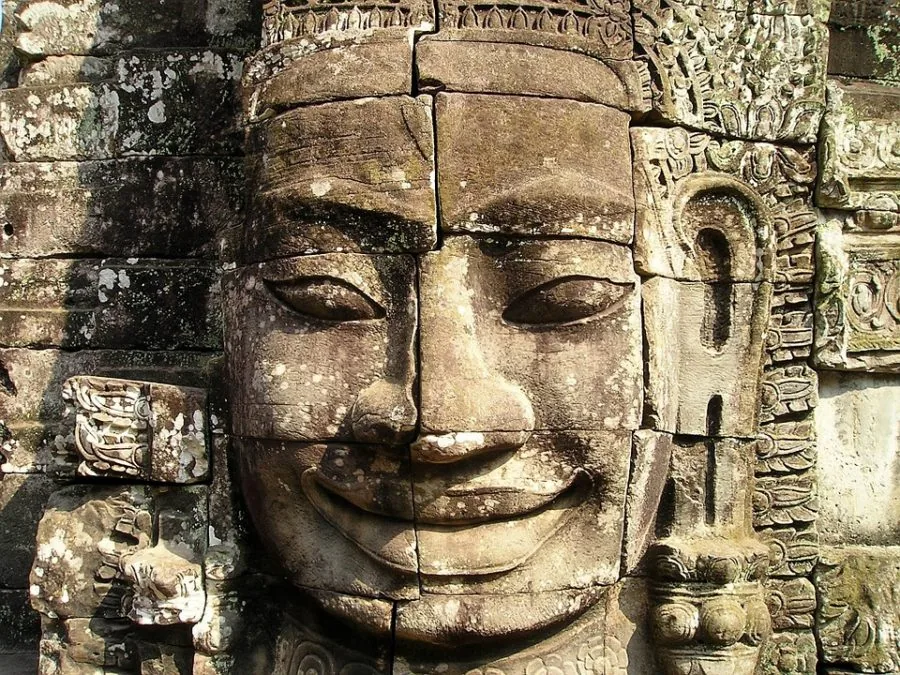 Testa scolpita in pietra del Bayon