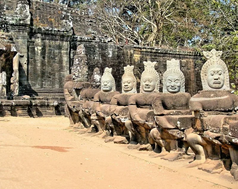 Una fila di statue rappresenta la via di ingresso monumentale ad Angkor Thom