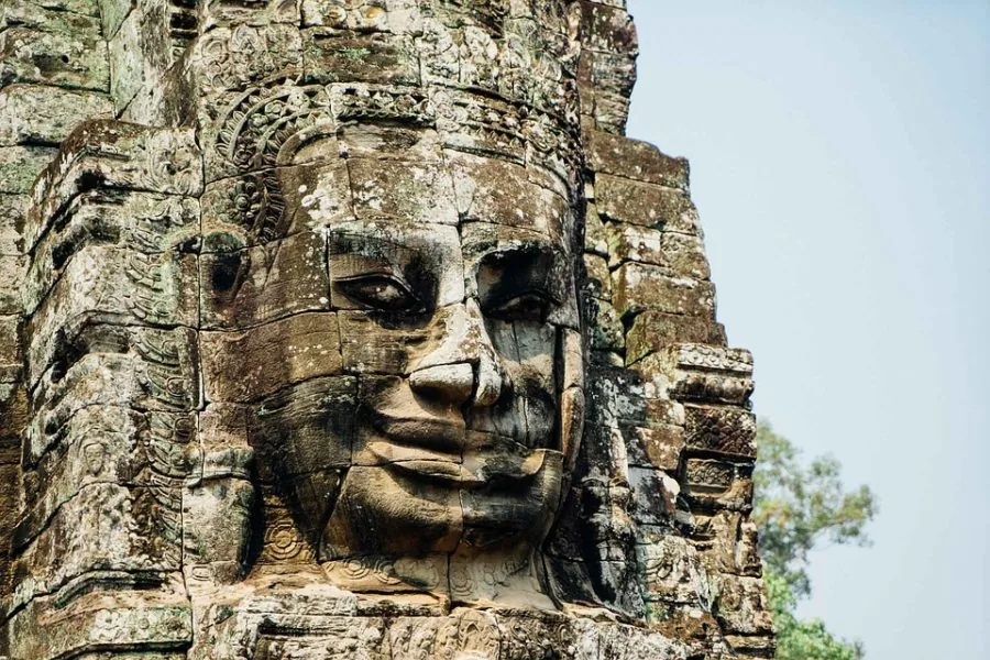 l'enigmatico volto del Bayon scolpito nella pietra