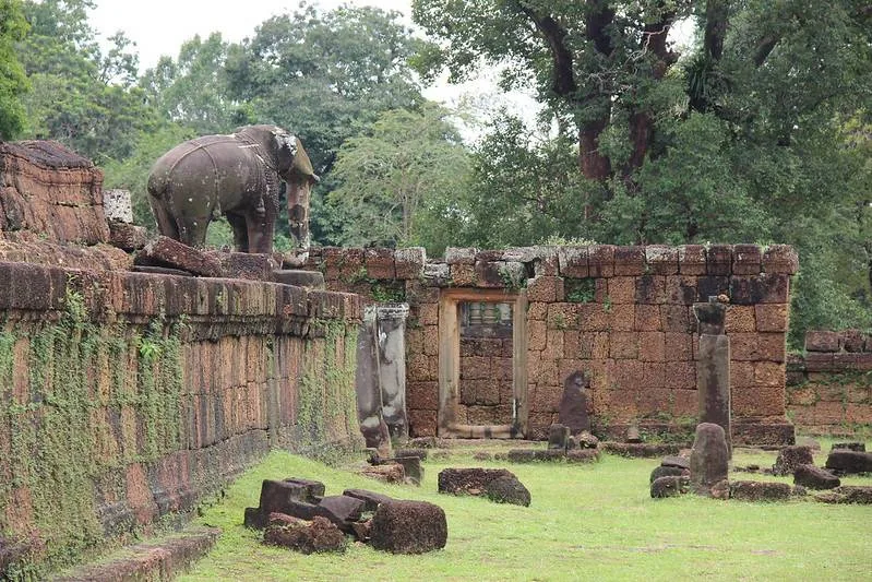 un particolare dell'East Mebon, con statue di elefanti