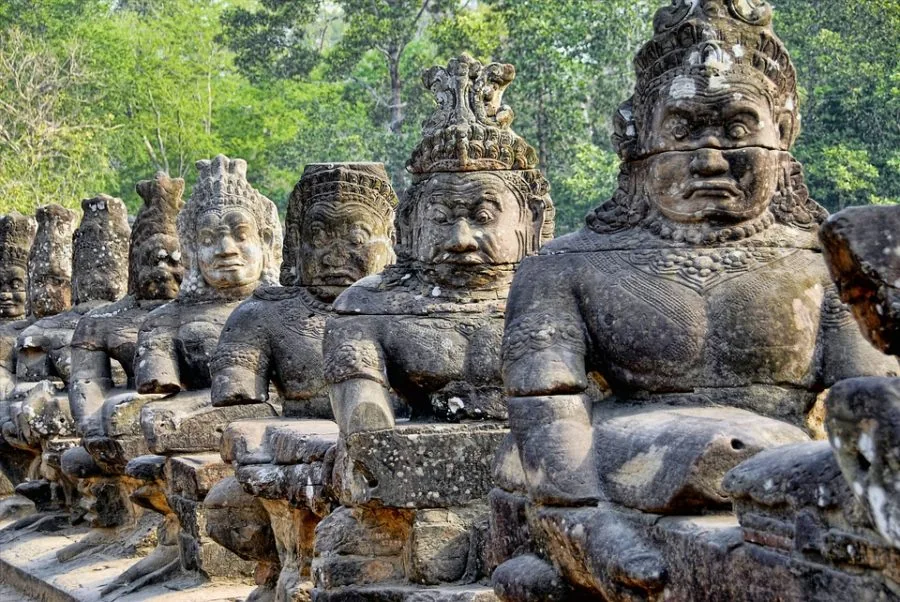 File di demoni e semidei all’ingresso di Angkor Thom
