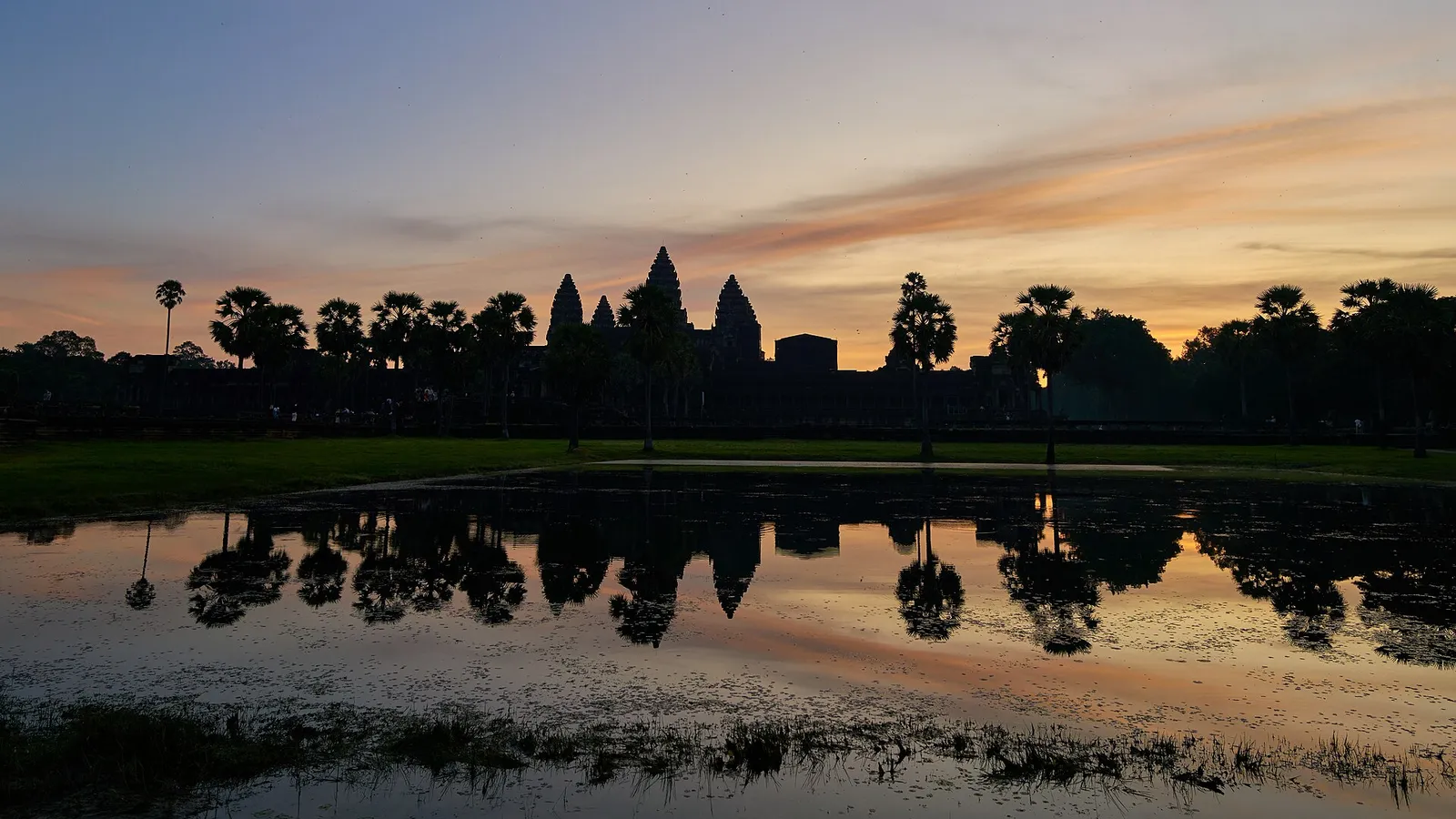 Angkor Wat all'alba, il simbolo della Cambogia Angkor Wat all'alba riflesso nello stagno del parco archeologico di Angkor, Cambogia