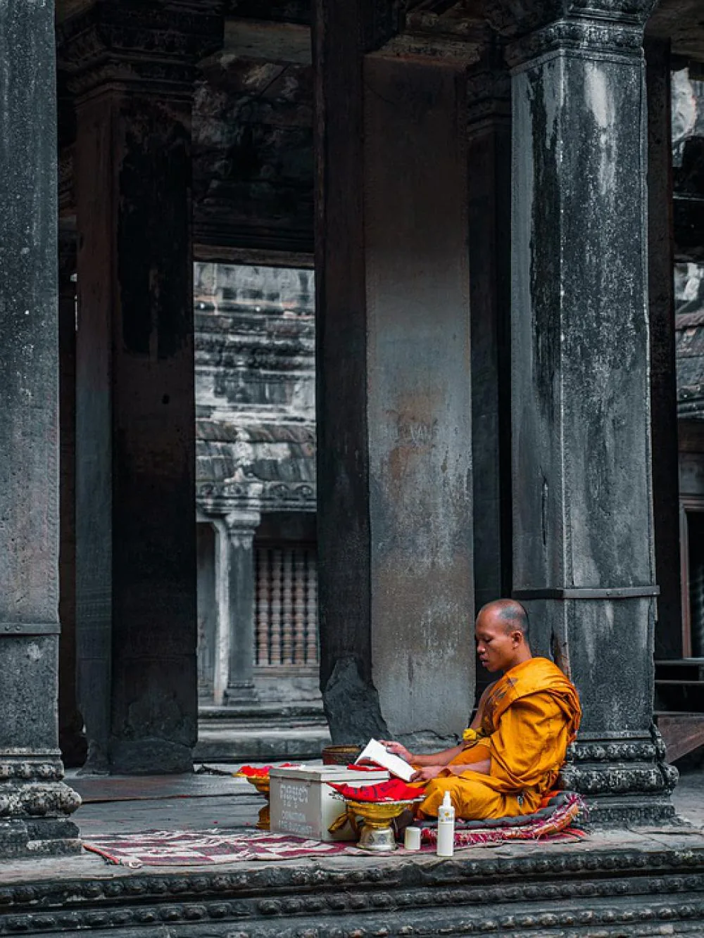 Monco buddhista nel tempio di Angkor Wat Angkor Wat, monaco buddhista