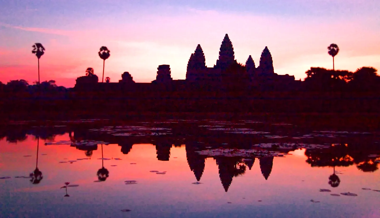 Angkor Wat si riflette nella fossa piena d'acqua durante la stagione delle piogge in Cambogia