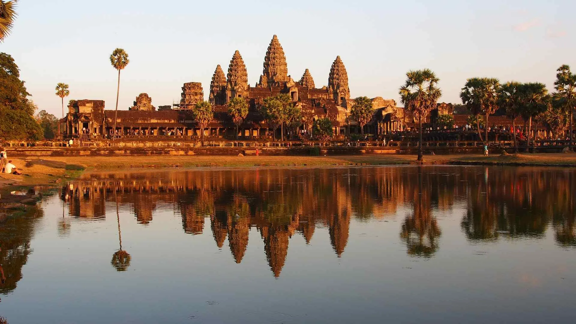 Angkor Wat si specchia nel canale antistante