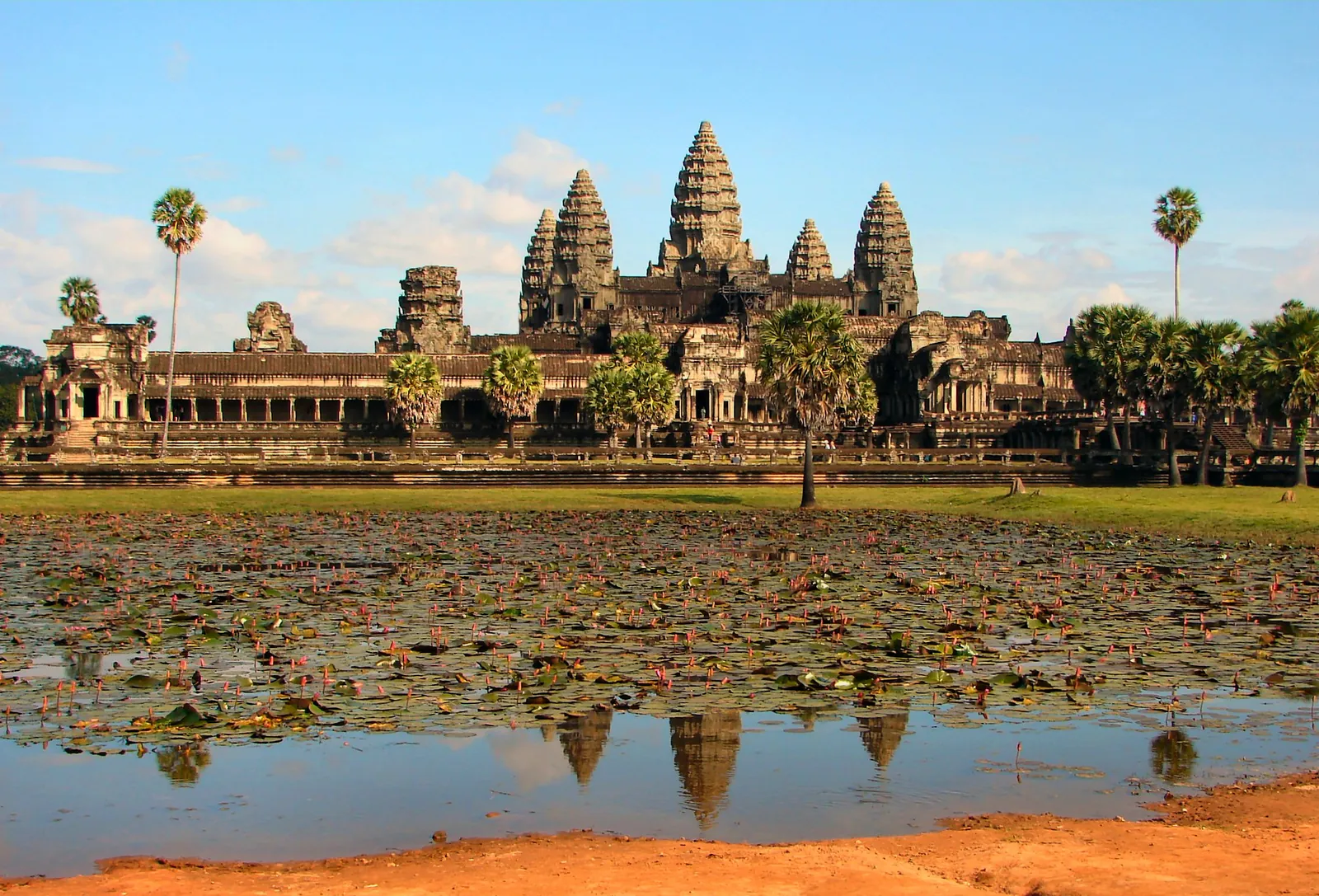 Angkor Wat Tempio di Angkor Wat nel tardo pomeriggio, principale meta di chi atterra a Siem Reap in Cambogia