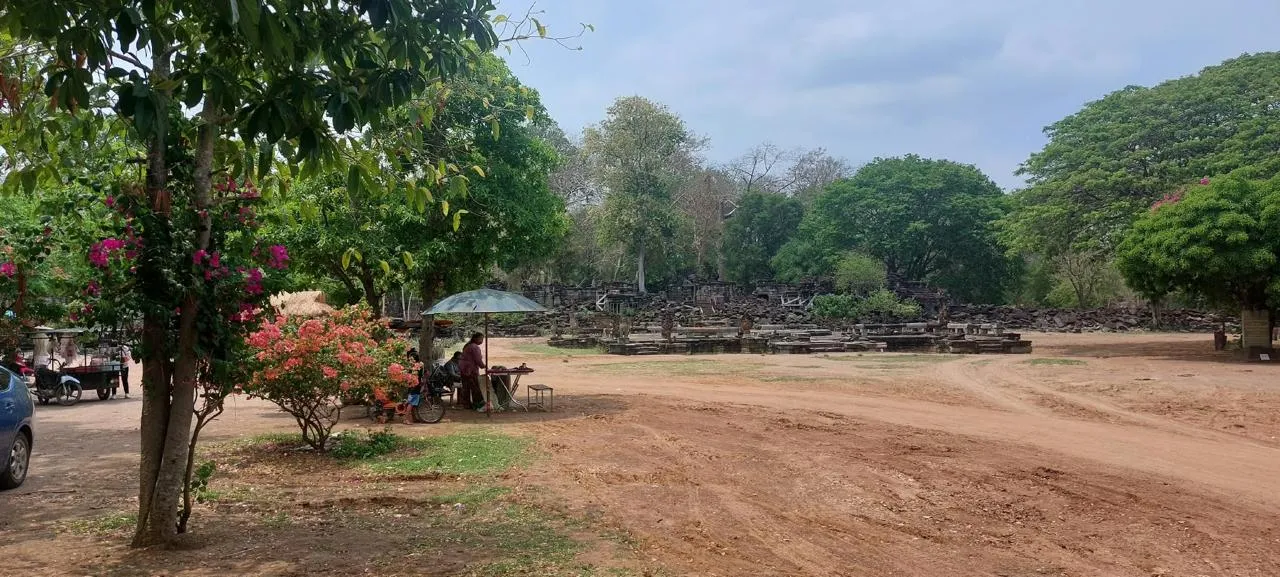 L'area d'ingresso del sito di Banteay Chhmar con i ruderi di pietra del tempio sullo sfondo, nel nord-ovest della Cambogia