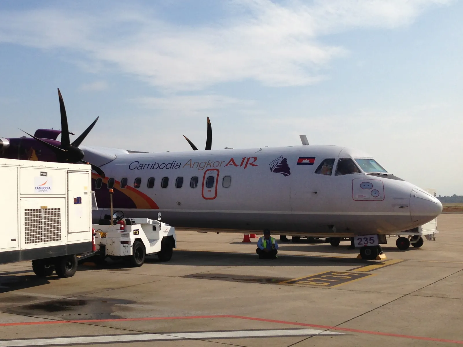 ATR 72 Cambodia Angkor Air a Phnom Penh ATR 72 della Cambodia Angkor Air sulla pista dell'aeroporto di Phnom Penh