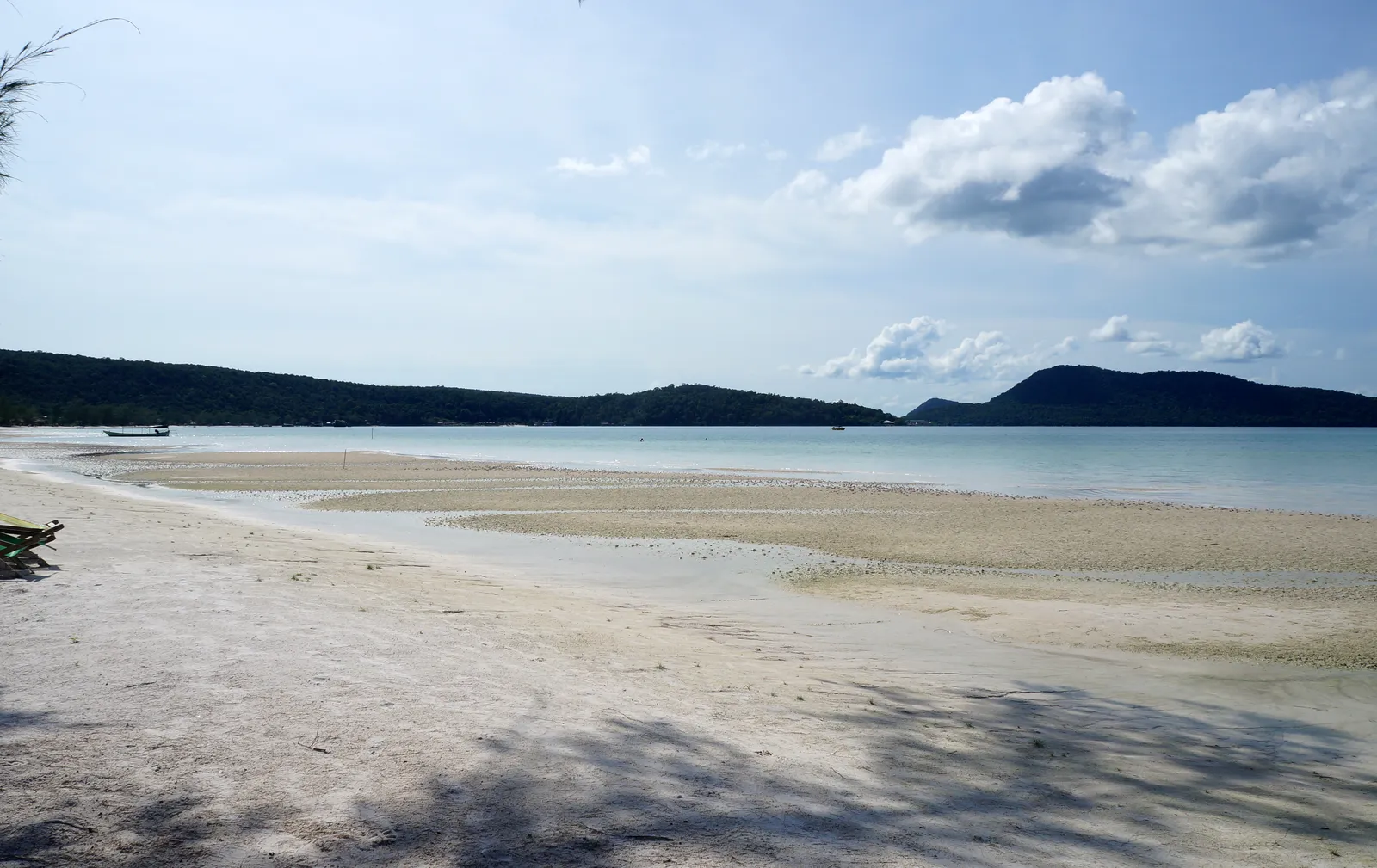 La baia di Saracen Bay a Koh Rong Sanloem Panorama della baia di Saracen Bay a Koh Rong Sanloem con sabbia bianca e mare basso, Cambogia