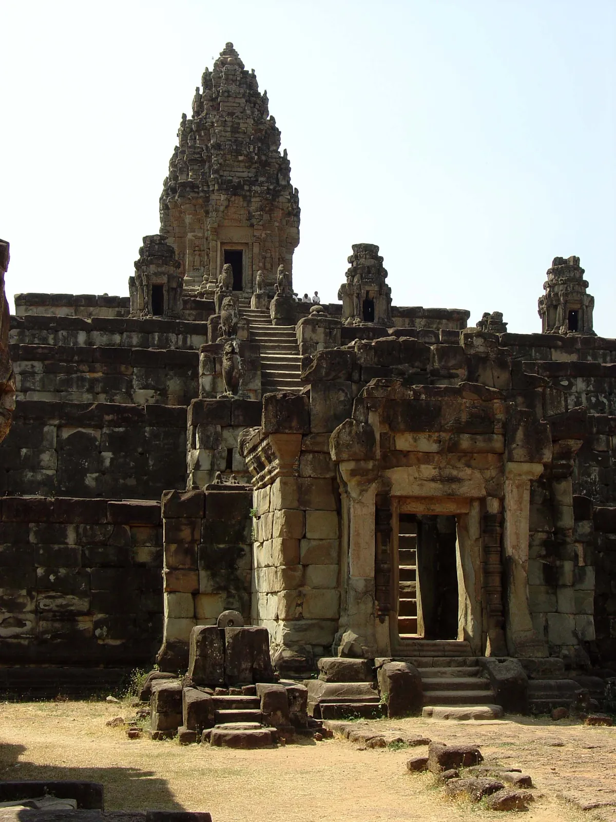 Facciata occidentale del Bakong Facciata occidentale del tempio Bakong nel gruppo di Roluos