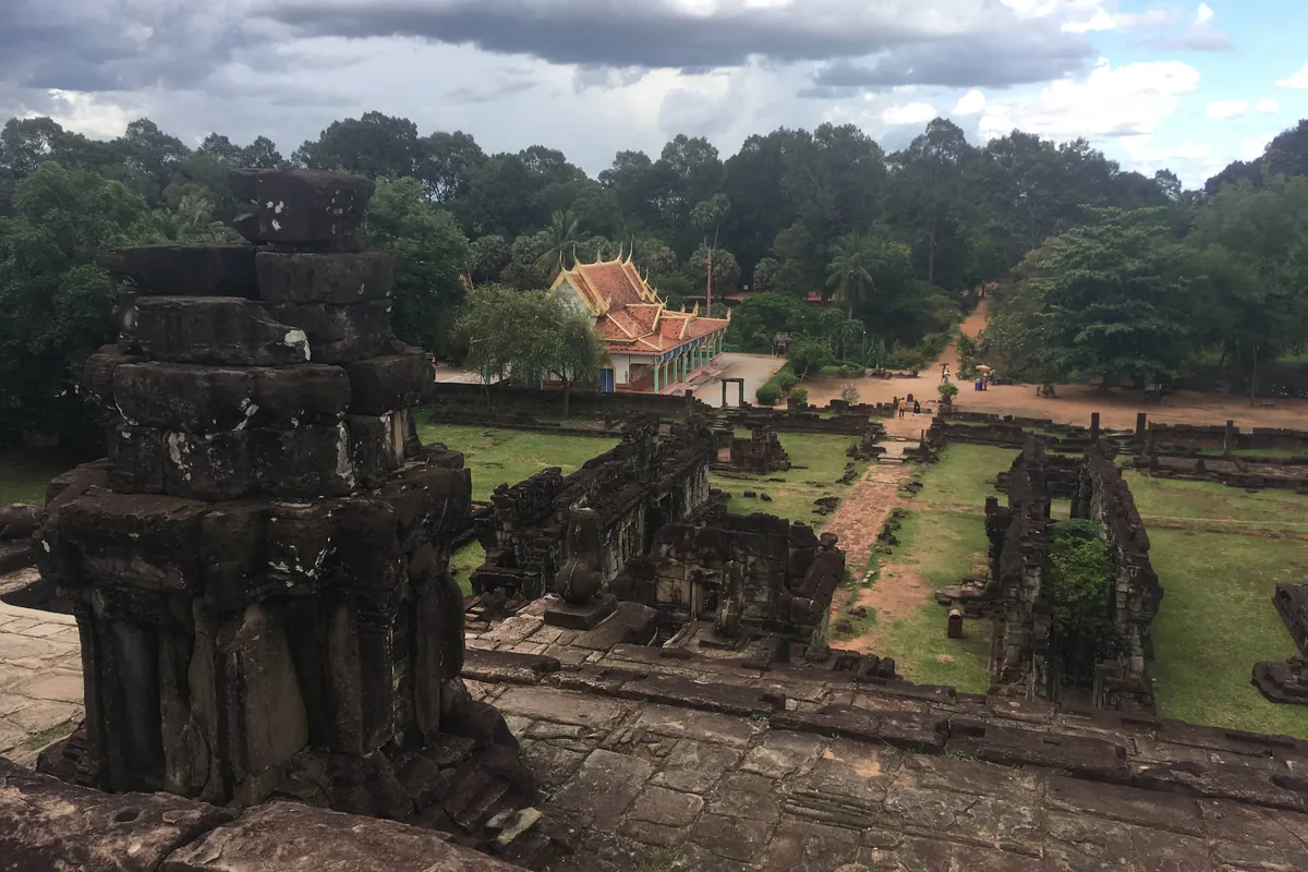 Il Bakong, primo grande tempio-montagna khmer Tempio-montagna del Bakong nel gruppo di Roluos in Cambogia