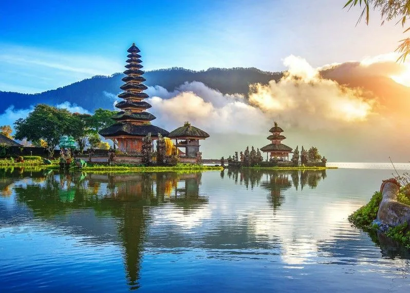 Bali, pagoda che si erge sulle acque del lago Bali, pagoda che si erge sulle acque del lago