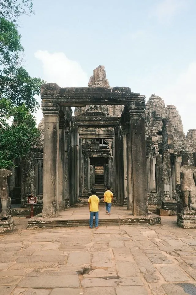 Due bambini al tempio del Bayon ad Angkor Due bambini esplorano i corridoi di pietra del tempio del Bayon ad Angkor, in Cambogia