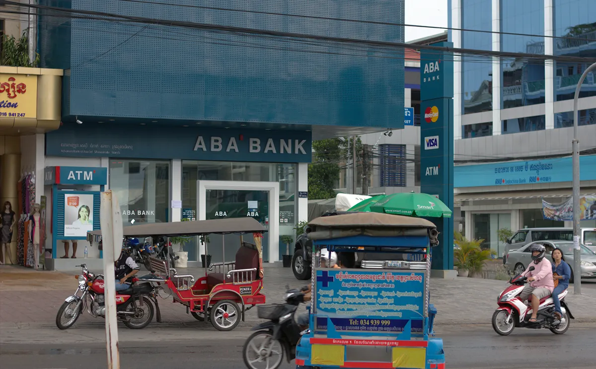 Una filiale di ABA Bank con bancomat a Sihanoukville Una filiale di ABA Bank con sportello bancomat a Sihanoukville, dove prelevare contanti in Cambogia