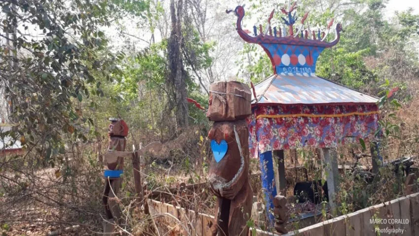 una caratteristica tomba kachoch  con 2 totem funerari in legno - provincia di banlung