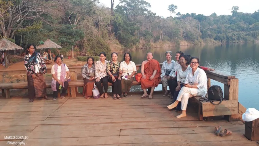 visitatori locali, tra cui un monaco buddhista, in posa davanti al lago yeak loam banlung