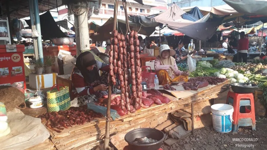 venditrici di carne al mercato all'aperto di banlung