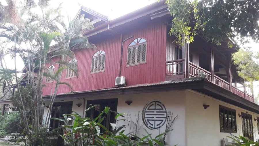 facciata dell'hotel di Banlung Terres Rouge Lodge, ricavato da quella che era la residenza del governatore francese