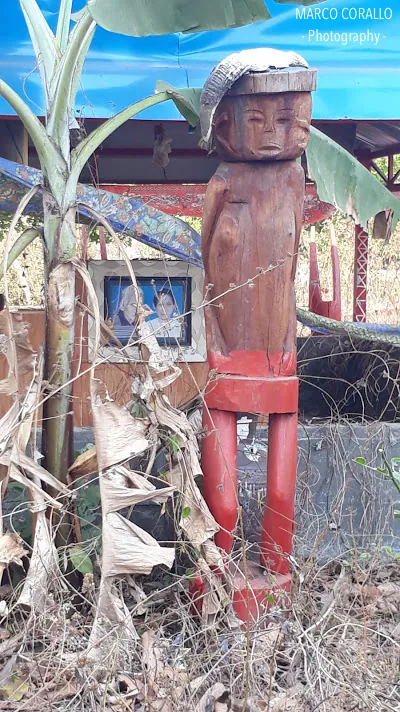 totem funerario all'ingresso di una tomba nel cimitero di campagna vicino il villaggio di Koh Pek, ratanakiri