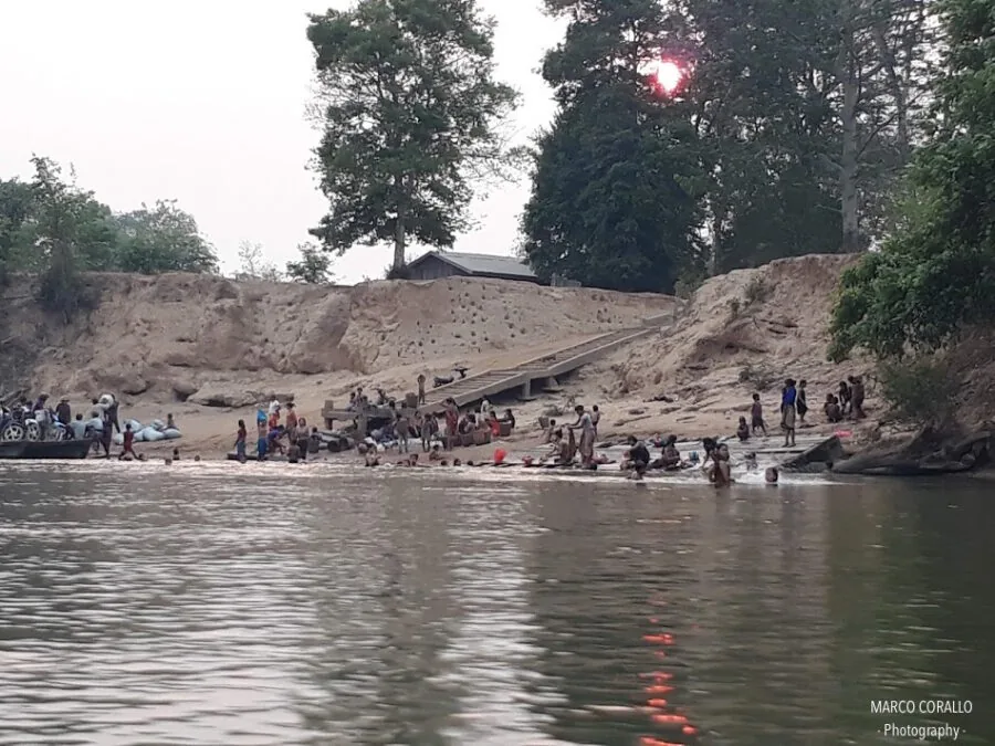 gli abitanti del villaggio di Koh Pek, vicino Banlung, nel pomeriggio si recano al fiume per fare il bagno e il bucato