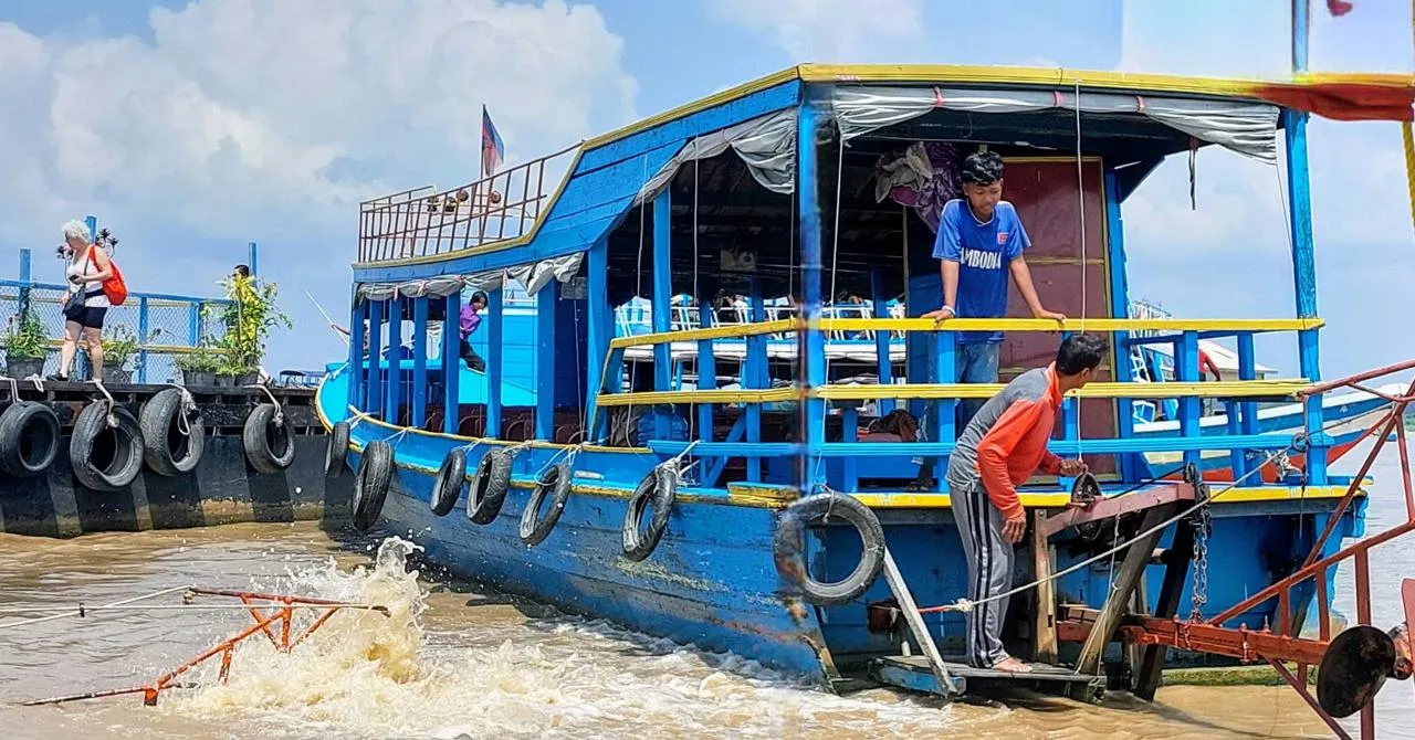 La barca per l'escursione sul Tonlé Sap La barca per l'escursione ai villaggi sul lago Tonlé Sap, Cambogia