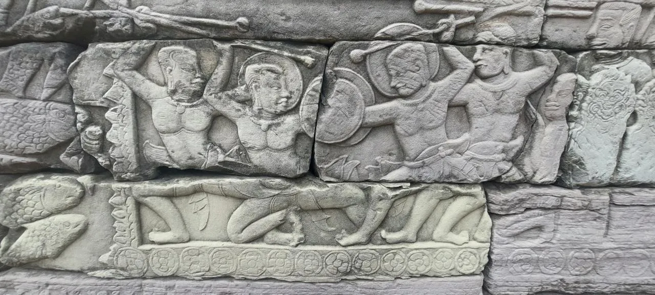 I bassorilievi con guerrieri in battaglia sul muro del tempio di Banteay Chhmar in Cambogia