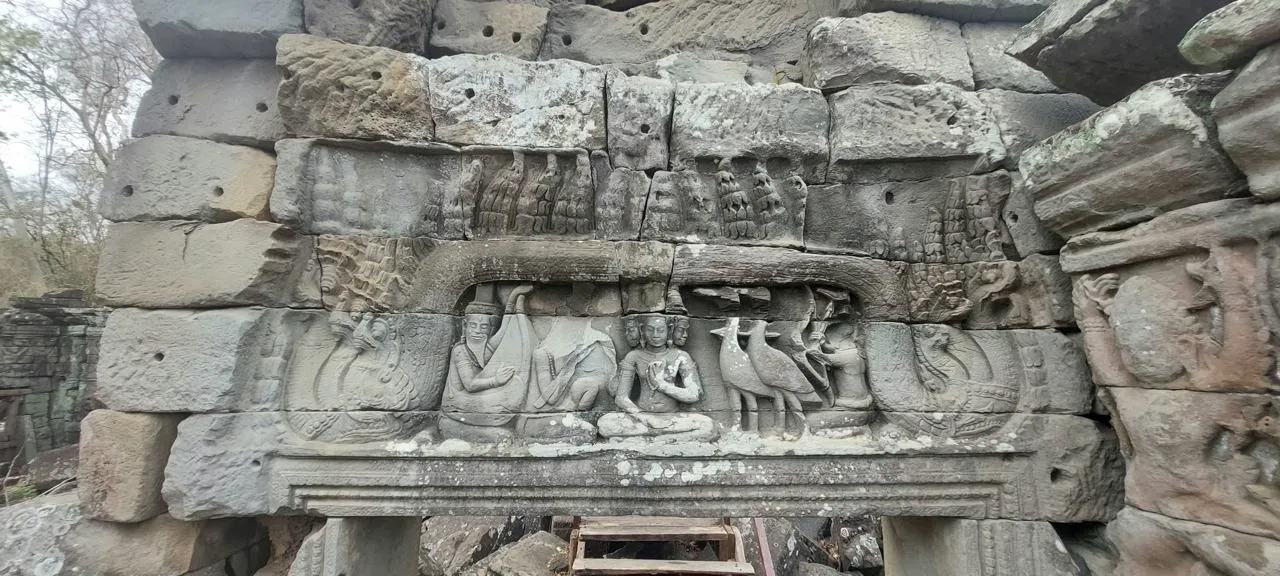 Bassorilievo con figure e uccelli in una scena di vita quotidiana sul muro del tempio di Banteay Chhmar in Cambogia