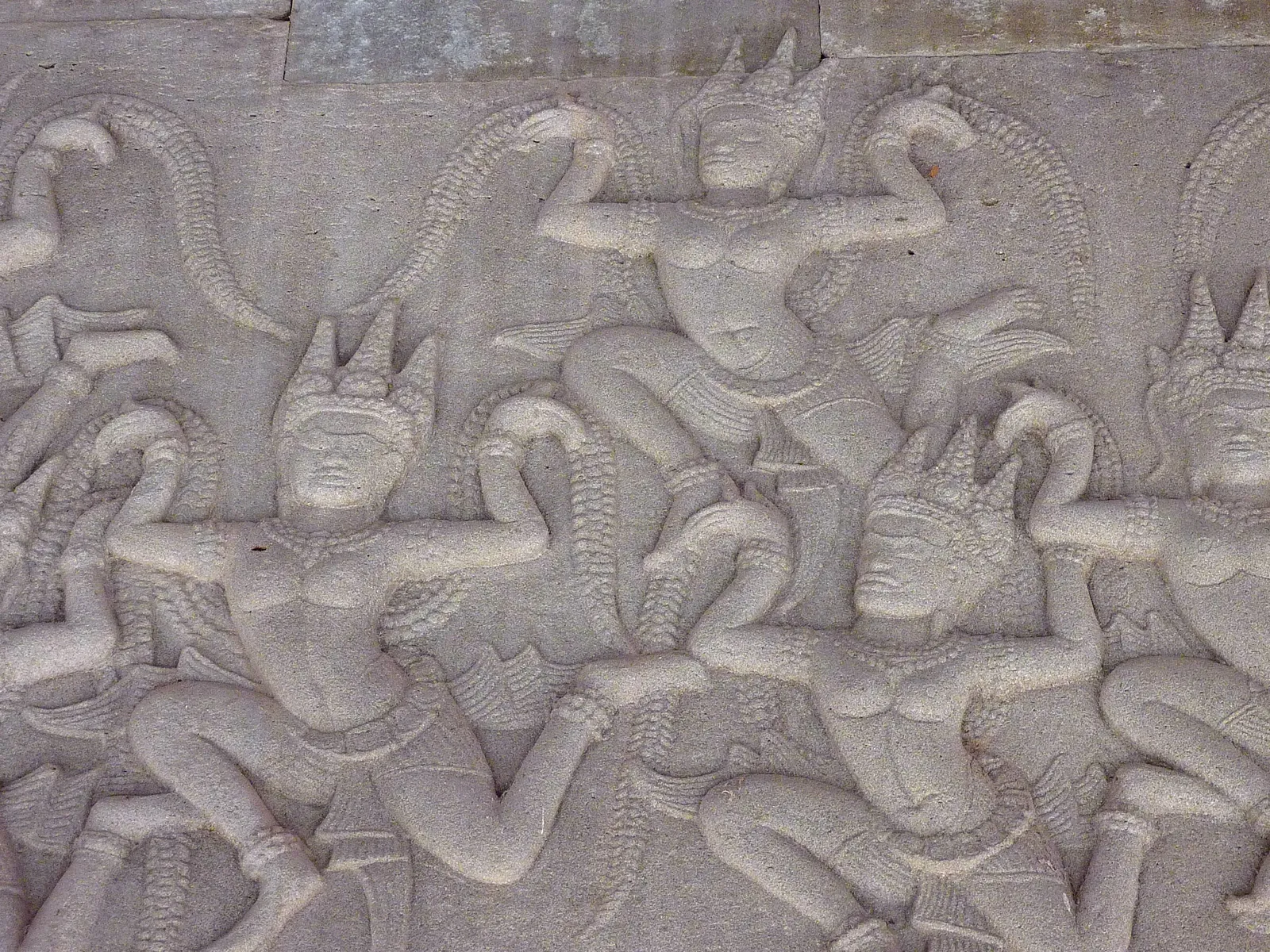 Apsara scolpite nella pietra di Angkor Wat Bassorilievo con apsara scolpito nei muri di Angkor Wat, in Cambogia