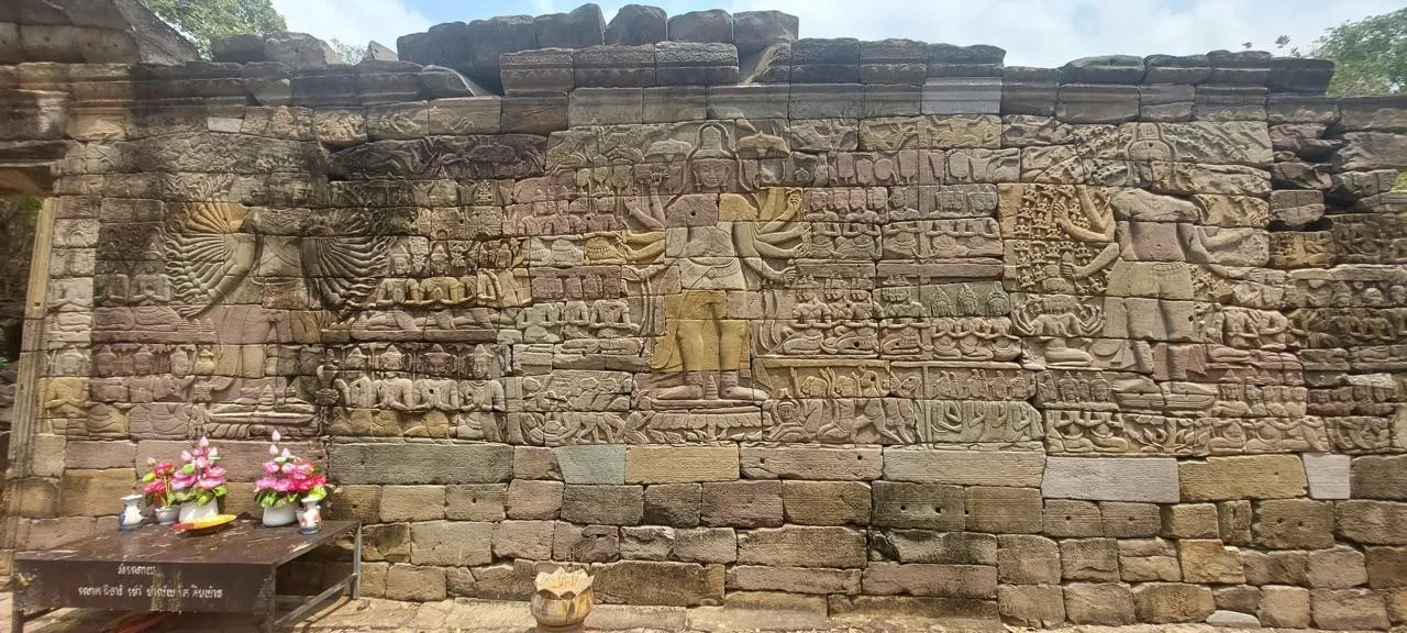 Il bassorilievo del Lokeshvara dai 32 braccia lungo il muro del tempio di Banteay Chhmar in Cambogia