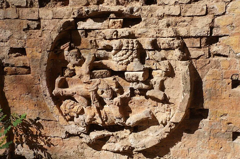 Bassorilievo in mattoni di un tempio di Sambor Prei Kuk Un bassorilievo scolpito nei mattoni di un tempio pre-angkoriano a Sambor Prei Kuk, in Cambogia
