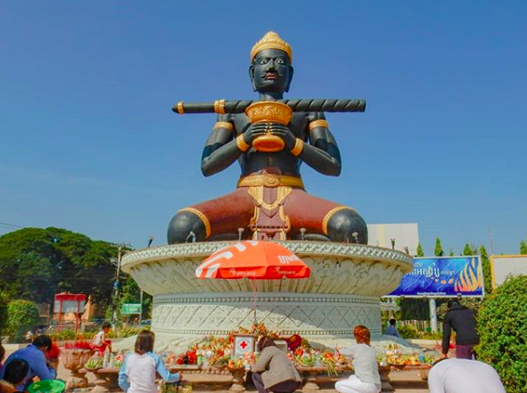 La statua del re nero a Battambang La statua del re nero a Battambang