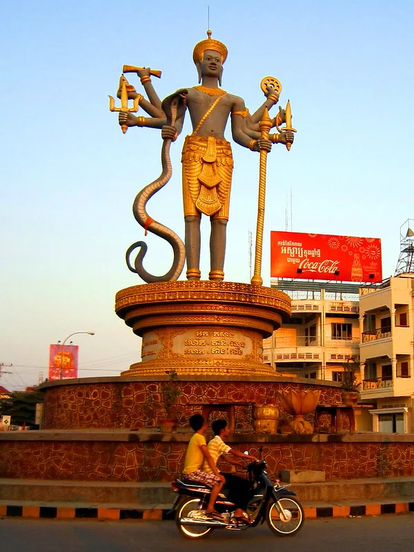 La statua di Visnù a Battambang La statua di Visnù a Battambang