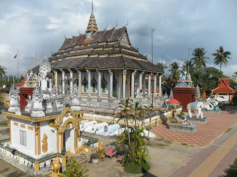Il tempio buddhista Wat Tahm Rai Saw, detto dell'elefante bianco Il tempio buddhista Wat Tahm Rai Saw, detto dell'elefante bianco