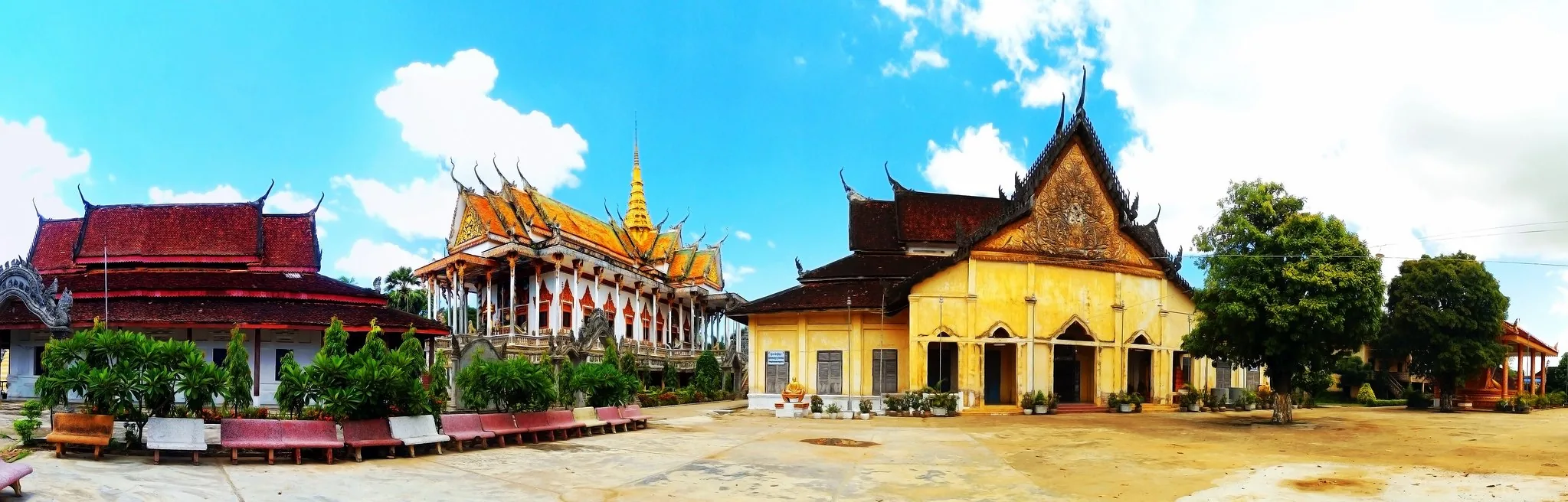La vecchia e la nuova pagoda di Battambang La vecchia e la nuova pagoda di Battambang