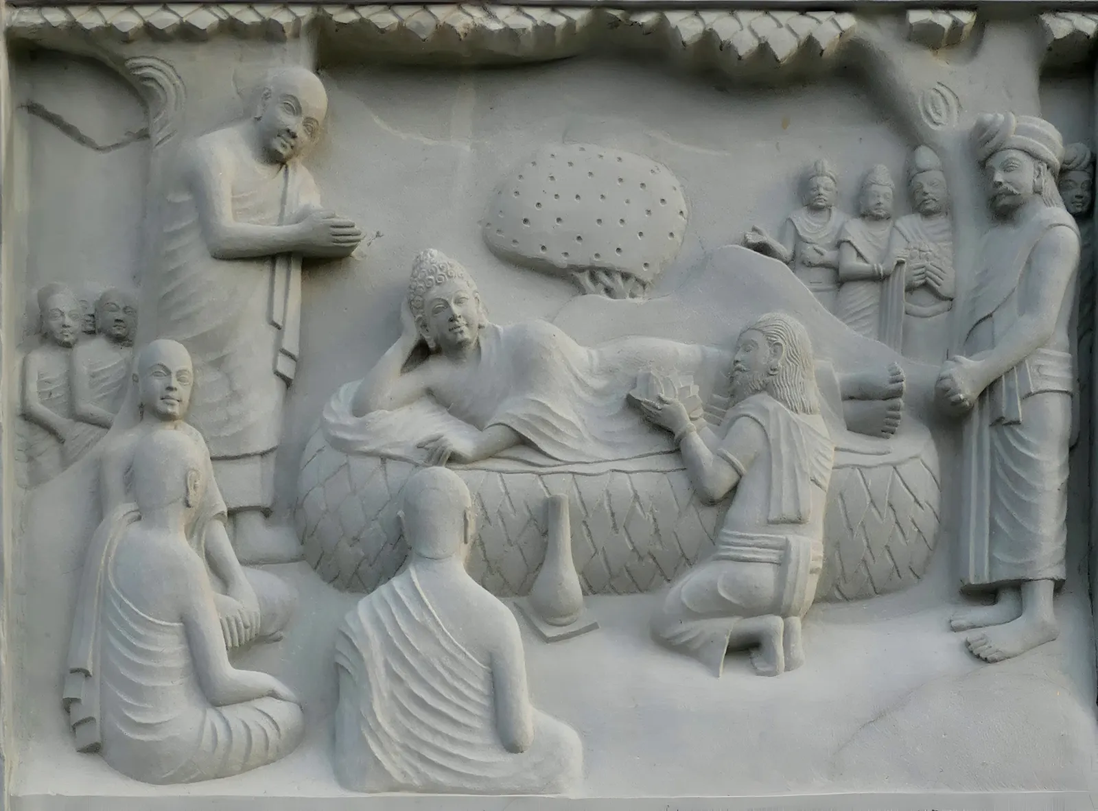 Bassorilievo del Buddha disteso che raffigura il parinirvana, uno dei tre episodi ricordati durante la festa di Visak Bochea