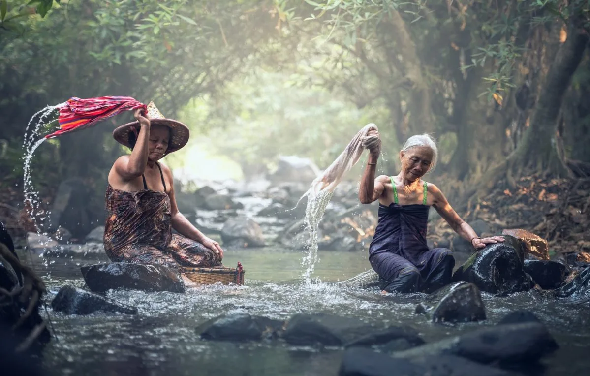 Donne cambogiane fanno il bucato al fiume