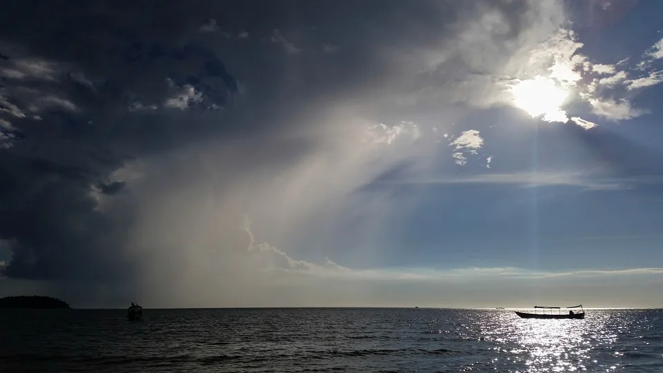 Il mare a Sihanoukville con cielo nuvoloso