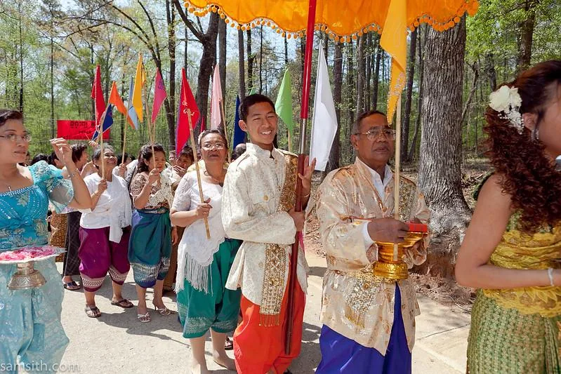 Persone in eleganti abiti tradizionali partecipano a un corteo per il Capodanno Cambogiano Persone in eleganti abiti tradizionali partecipano a un corteo per il Capodanno Cambogiano