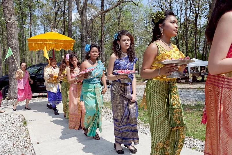 Un gruppo di giovani donne in abiti tradizionali porta offerte per il Capodanno Cambogiano Un gruppo di giovani donne in abiti tradizionali porta offerte per il Capodanno Cambogiano
