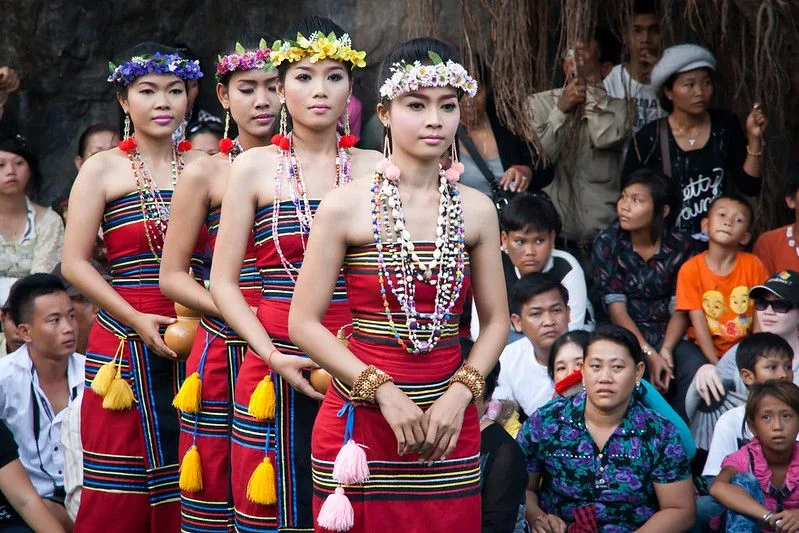Giovani donne cambogiane si preparano alle danze per il Capodanno Khmer Giovani donne cambogiane si preparano alle danze per il Capodanno Khmer