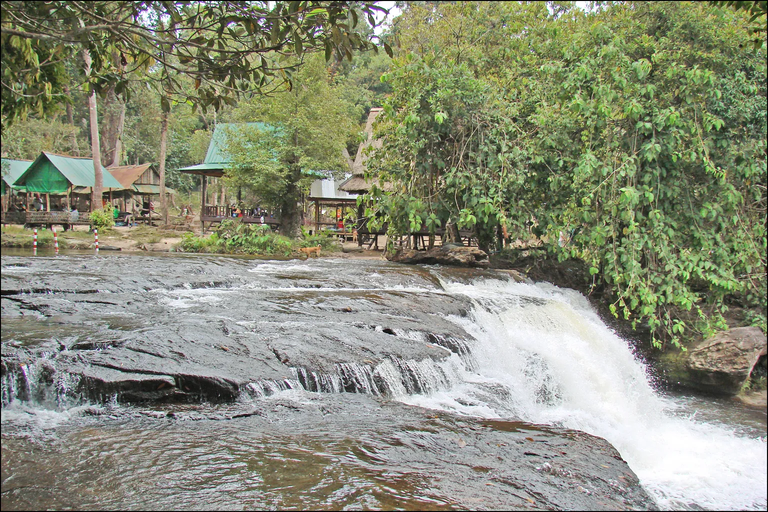 La cascata della riviera sacra sul monte Phnom Kulen in Cambogia, a pieno regime durante la stagione delle piogge