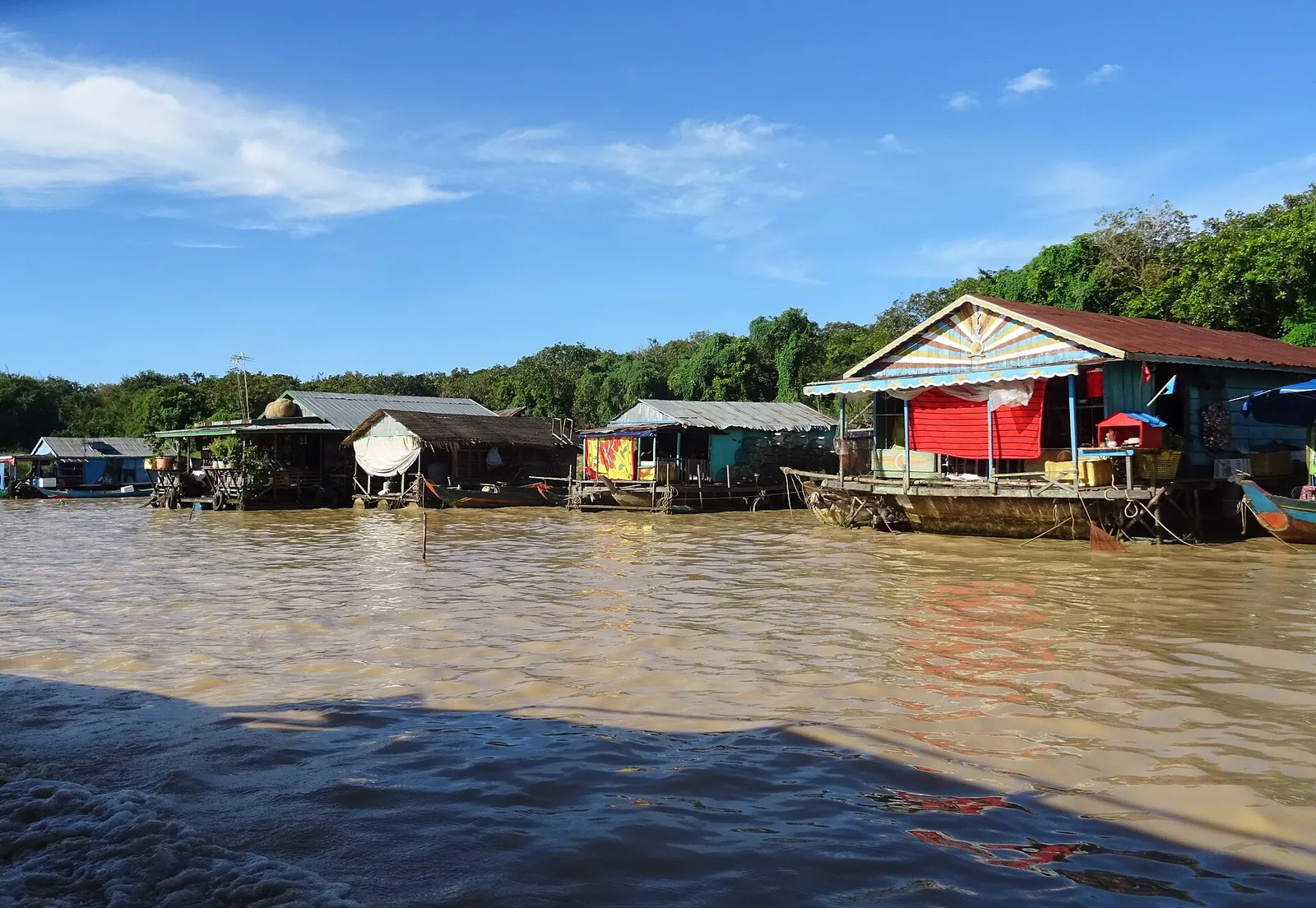Case galleggianti colorate del villaggio di Chong Khneas sul lago Tonle Sap, Cambogia