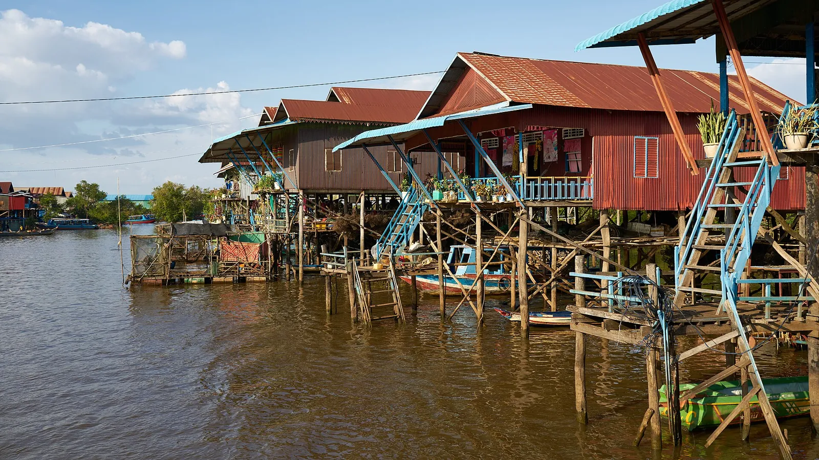 Case sul lago e sulle palafitte del villaggio di Kampong Khleang sul Tonle Sap, Cambogia