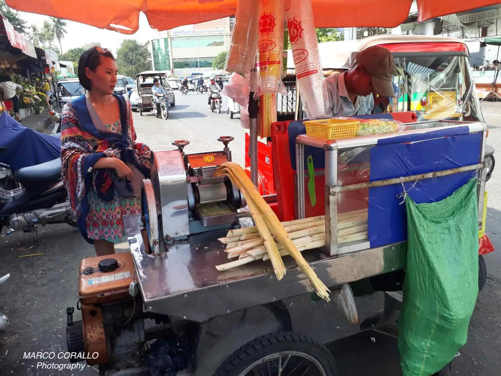 venditore di succo di canna da zucchero all'esterno del Mercato Vecchio di Phnom Penh