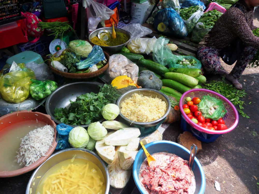 verdure in vendita in un mercato cambogiano