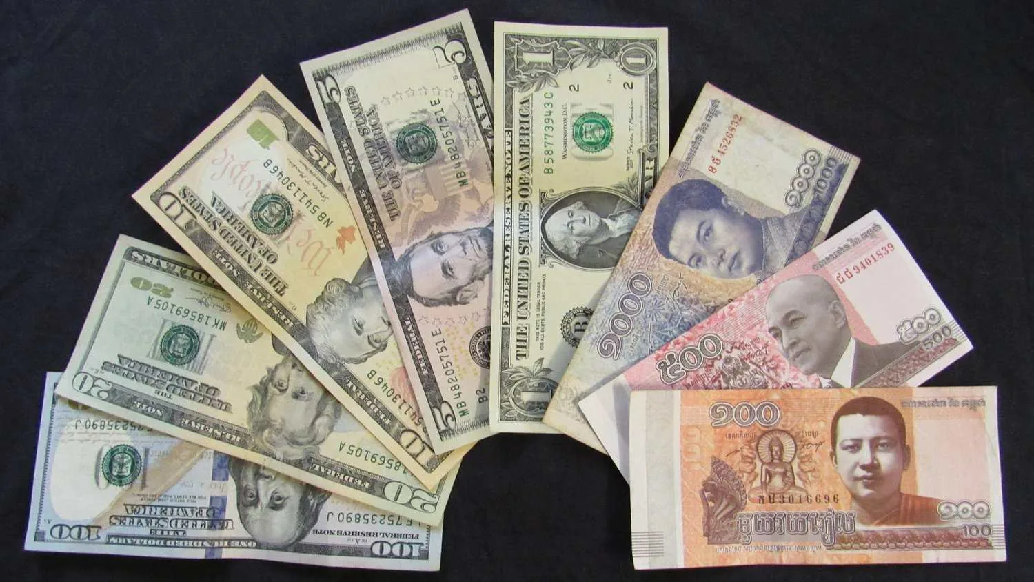 banconote di dollari USA e riel cambogiani, entrambe le valute sono accettate in Cambogia